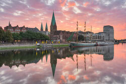 View of the Schlachte in Bremen at sunrise, calm mood along the river.