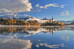 Poster von Achim Thomae: sanfte Farben des Herbstes am Bleder See