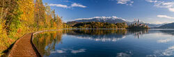 Poster von Achim Thomae: Sanfte Herbstfarben am Bleder See.