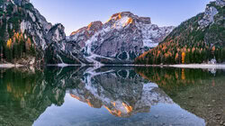 Acrylglasbild von Achim Thomae: Goldene Stunde am Pragser Wildsee