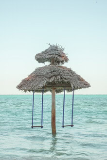 Swing in the Indian Ocean: tranquil scene with a view of the horizon