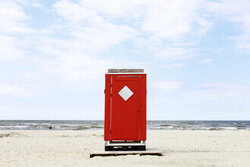 Fotokunst von Manuela Deigert: Holzhaus am Strand auf einer ostfriesischen Insel