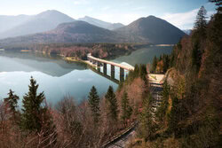 Acrylglasbild: Faller Klamm Brücke über den Sylvensteinspeicher im Herbst