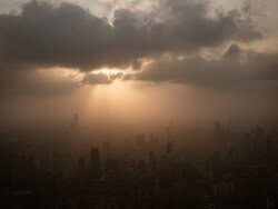 Poster: Skyline von Shanghai mit Sonnenstrahlen und dramatischen Wolken