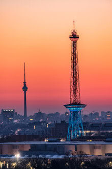 Poster von Achim Thomae: Berlins Skyline bei Sonnenaufgang mit beleuchtetem Fernsehturm