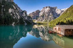 Fotokunst von Achim Thomae: ruhiger Pragser Wildsee in Südtirol mit Bootshaus