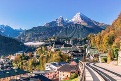 Wandbild von Achim Thomae: neblige Herbstlandschaft in den Alpen.