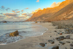 Evening atmosphere at Playa de Famara: gentle waves and warm colors on the beach