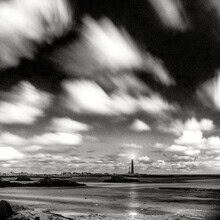 Fotokunst von J. Daniel Hunger: Leuchtturm unter dem Vollmondhimmel in der Bretagne