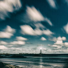 Fotokunst von J. Daniel Hunger: Leuchtturm bei Vollmond in der Bretagne
