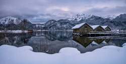 Wintermorgen am Kochelsee: sanfte Schneedecke und ruhige Spiegelung im Wasser