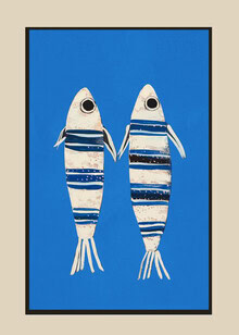 Minimalistisches Wandbild mit einem Fisch auf blauem Hintergrund von Branka Kodžoman