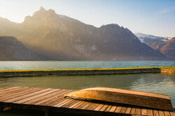 Fotokunst von Martin Wasilewski: friedliche Morgenstimmung am See mit Bergen im Hintergrund