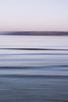 Wandbild: Malerische Küstenabstraktion bei Dämmerung, ruhige Wellen und sanfte Stimmung