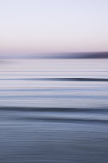 Wandbild von Nadja Jacke: Küstenansicht der Flensburger Förde bei Dämmerung