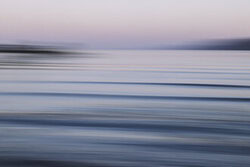 Wandbild von Nadja Jacke: ruhige Küstenlandschaft in sanften Abendfarben