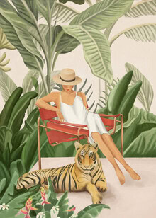 Wandbild mit einer stilvollen Frau und einem Tiger, umgeben von tropischen Blättern.