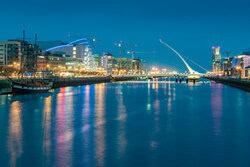 Fotokunst von Martin Wasilewski: ruhige Abenddämmerung über Dublin mit der Liffey.