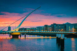 Sonnenuntergang über dem Liffey in Dublin mit sanften Farben und ruhiger Atmosphäre