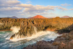 Fotokunst von Michael Valjak: Küstenansicht mit Felsen und Wellen in Lanzarote
