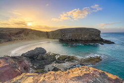 Sonnenaufgang am Playa de Papagayo, ruhige Küstenlandschaft auf Lanzarote.