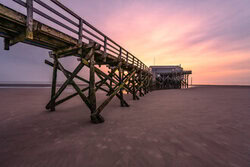Fotokunst von Achim Thomae: Holzsteg am Strand während der blauen Stunde