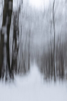 Fotokunst von Nadja Jacke: verwischter Weg in winterlicher Stille