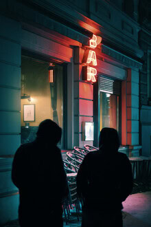 Fotokunst von Tillmann Konrad: Nachtaufnahme einer Stadt mit reflektierenden Neonlichtern