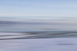 Verwischte Winterküste mit sanften Farben und minimalistisch gestalteter Komposition