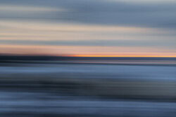 Verwischter Wintersonnenuntergang über dem Holnis Noor, sanfte Farben und Bewegung.