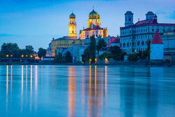 Fotokunst von Martin Wasilewski: ruhige Abendstimmung in Passau mit blauen Himmel