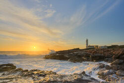 Stürmische See am Cap de ses Salines auf Mallorca mit dramatischem Wolkenhimmel