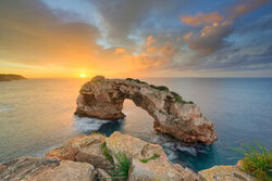 Fotokunst von Michael Valjak: goldener Sonnenaufgang über Es Pontàs auf Mallorca