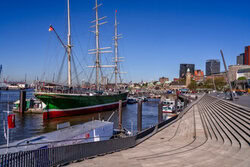 Fotokunst von Achim Thomae: Blick auf den Hamburger Hafen mit Segelschiff