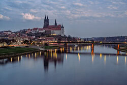 Fotokunst von Achim Thomae: Sonnenaufgang über der Elbe in Meißen