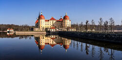 Fotokunst von Achim Thomae: Moritzburg Schloss mit Spiegelung im See