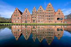 Photo art by Achim Thomae: calm reflection on the Obertrave in Lübeck
