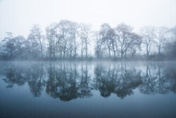 Wandbild von Heiko Gerlicher: ruhiger Herbstblick auf einen See mit Spiegelung