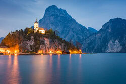 Fotokunst von Martin Wasilewski: ruhige blaue Stunde am Traunsee mit Bergen im Hintergrund