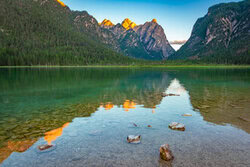 Fotokunst von Martin Wasilewski: Alpenglühen über dem Lago di Dobbiaco in Italien.