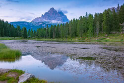 Fotokunst von Martin Wasilewski: Spiegelung der Tre Cime im ruhigen Lago d'Antorno.