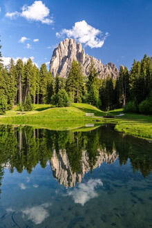 Fotokunst von Achim Thomae: Frühlingslandschaft der Dolomiten mit sanften Hügeln