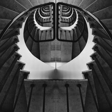 Fotokunst: abstrahierte Treppe mit Spiegelung, sanfte Grautöne und klare Linien