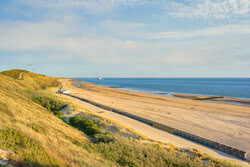 Blick über den Strand von Zoutelande mit sanften Dünen und ruhigem Meer