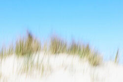 Fotokunst von Manuela Deigert: helles Sommerbild mit sanften Dünen und blauem Himmel