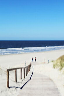 Photo art by Manuela Deigert: People on a wooden path by the sea, blurred and painterly