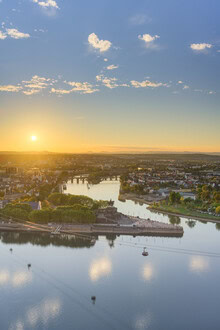 Blick auf das Deutsche Eck in Koblenz bei Abendlicht, das den Rhein und die Mosel umrahmt.