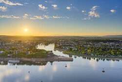 Fotokunst von Michael Valjak: Stadtansicht von Koblenz bei Sonnenuntergang.