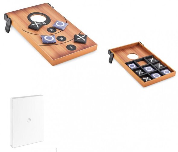 Dve igri Cornhole in Tic-Tac-toe