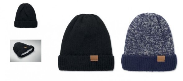 Podložena kapa beanie z zavihkom in našitkom